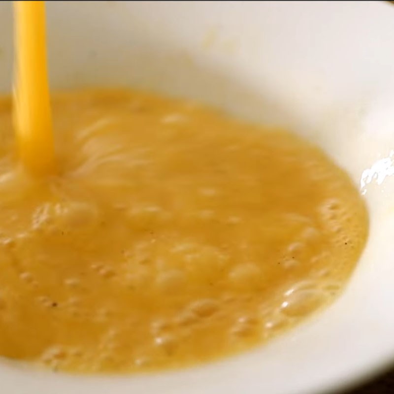 Bước 2 Trộn hỗn hợp bột Cà tím chiên giòn tẩm mè