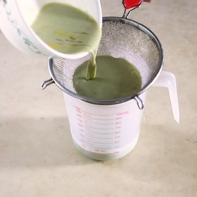 Bước 3 Trộn hỗn hợp flan tr&agrave; xanh B&aacute;nh flan tr&agrave; xanh mật ong