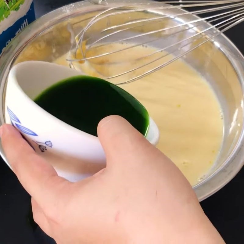 Bước 3 Trộn hỗn hợp flan tr&agrave; xanh B&aacute;nh flan tr&agrave; xanh