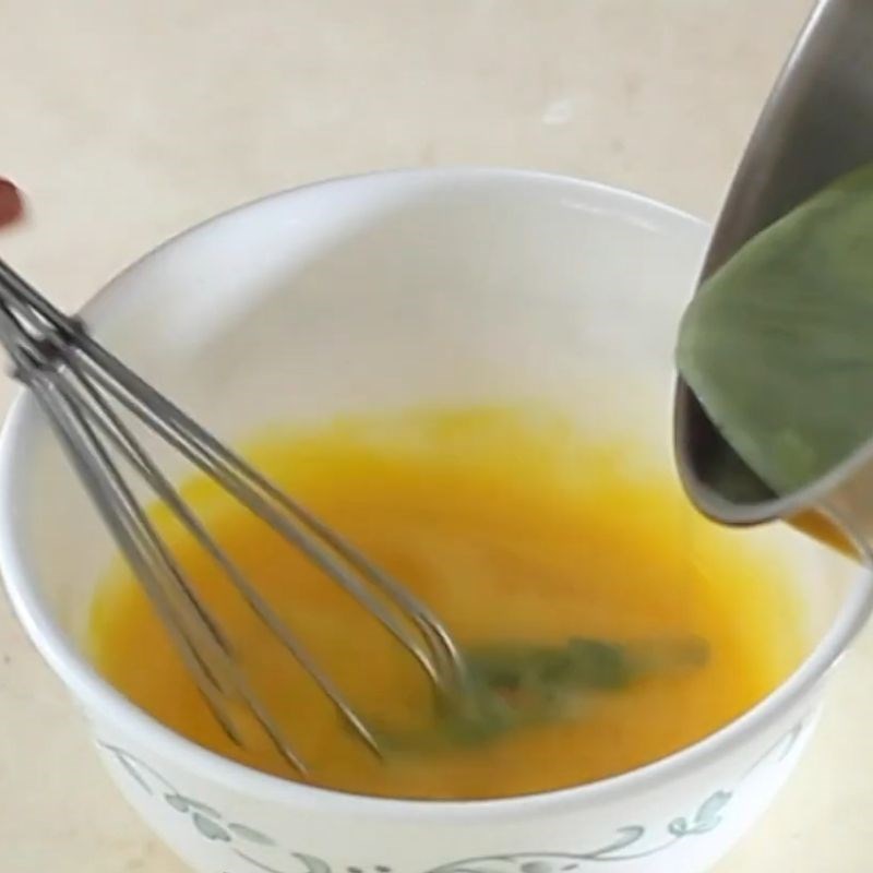 Bước 3 Trộn hỗn hợp flan tr&agrave; xanh B&aacute;nh flan tr&agrave; xanh mật ong