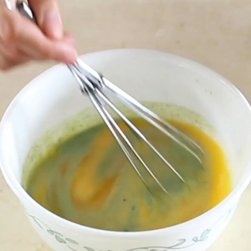 Bước 3 Trộn hỗn hợp flan tr&agrave; xanh B&aacute;nh flan tr&agrave; xanh mật ong