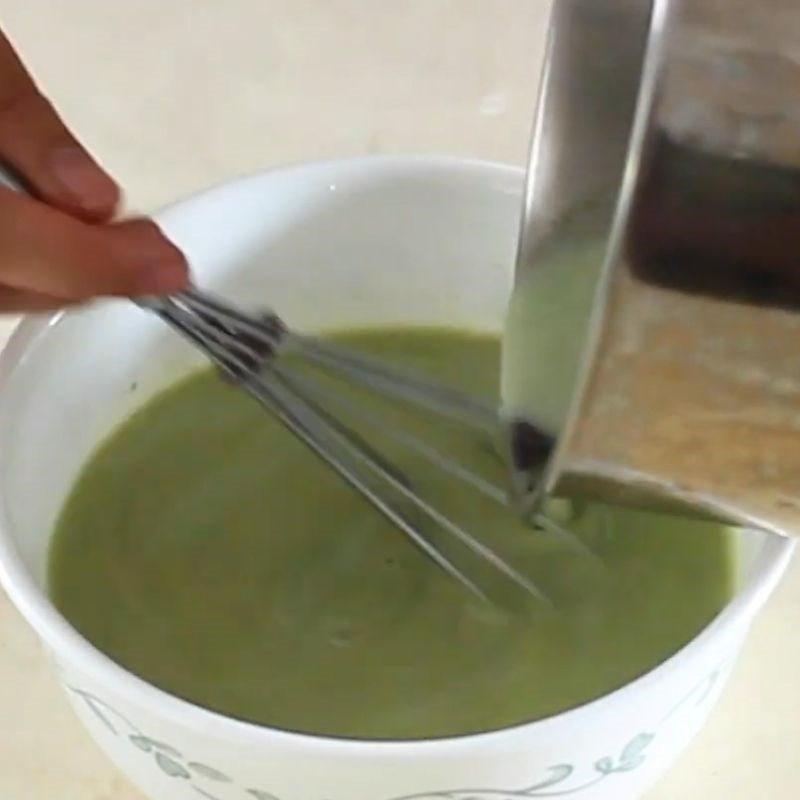 Bước 3 Trộn hỗn hợp flan tr&agrave; xanh B&aacute;nh flan tr&agrave; xanh mật ong