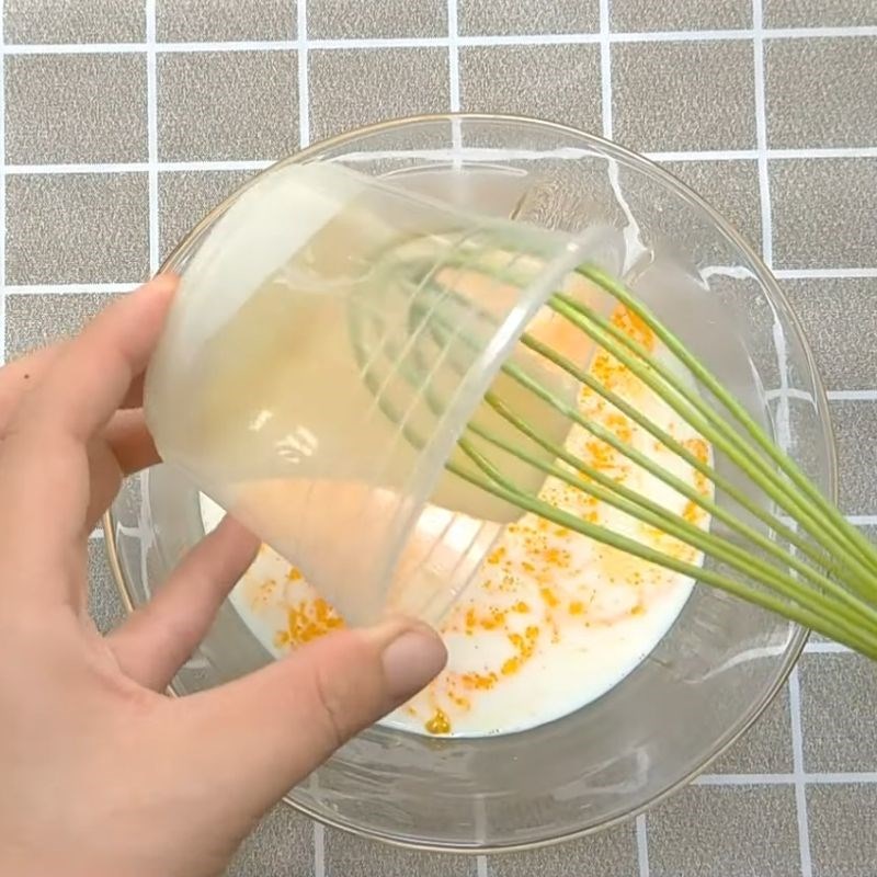 Bước 3 Trộn hỗn hợp flan tr&agrave; xanh B&aacute;nh flan tr&agrave; xanh bằng bột rau c&acirc;u