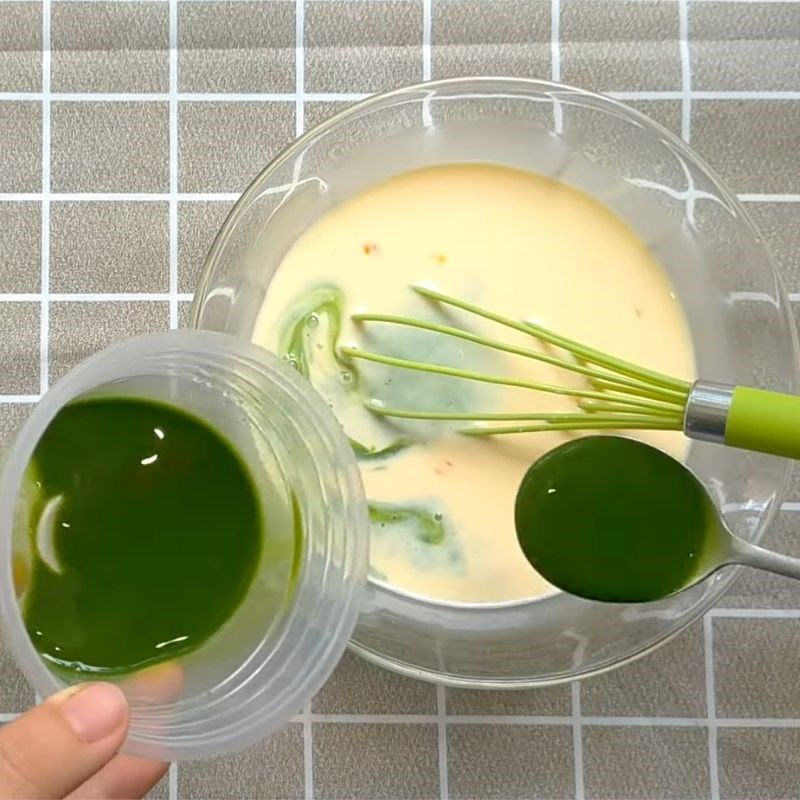 Bước 3 Trộn hỗn hợp flan tr&agrave; xanh B&aacute;nh flan tr&agrave; xanh bằng bột rau c&acirc;u