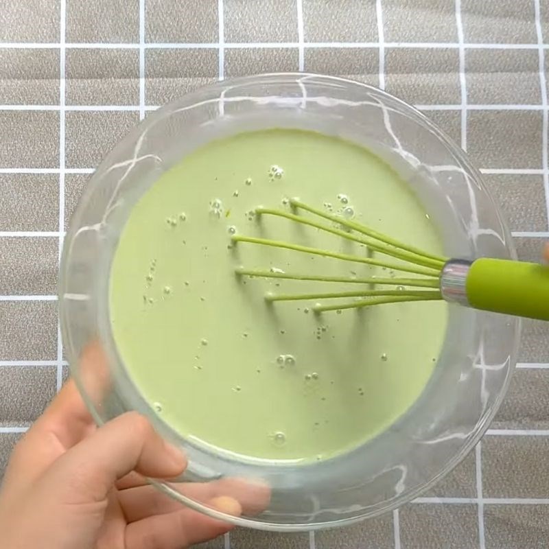 Bước 3 Trộn hỗn hợp flan tr&agrave; xanh B&aacute;nh flan tr&agrave; xanh bằng bột rau c&acirc;u