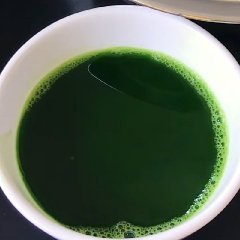 Bước 3 Trộn hỗn hợp flan tr&agrave; xanh B&aacute;nh flan tr&agrave; xanh