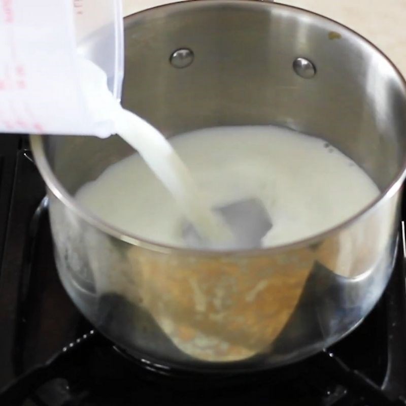 Bước 2 Trộn hỗn hợp trứng sữa B&aacute;nh flan tr&agrave; xanh mật ong