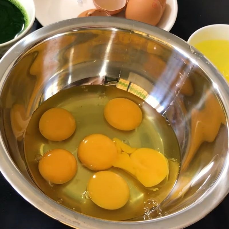 Bước 2 Trộn hỗn hợp trứng sữa B&aacute;nh flan tr&agrave; xanh