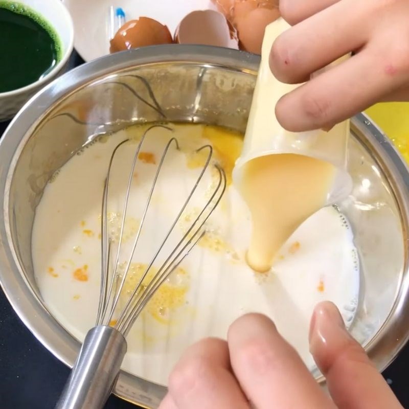 Bước 2 Trộn hỗn hợp trứng sữa B&aacute;nh flan tr&agrave; xanh
