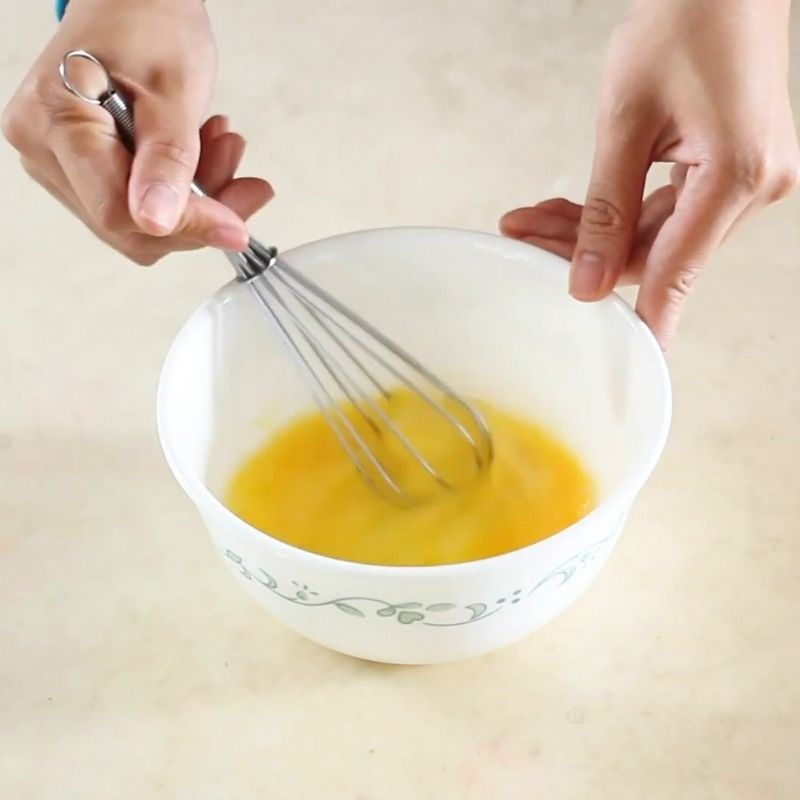 Bước 2 Trộn hỗn hợp trứng sữa B&aacute;nh flan tr&agrave; xanh mật ong