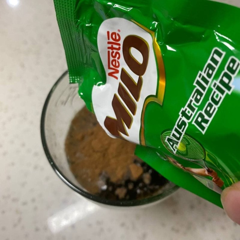 Bước 1 Trộn milo với coca cola Milo dằm coca cola