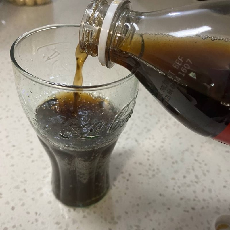 Bước 1 Trộn milo với coca cola Milo dằm coca cola