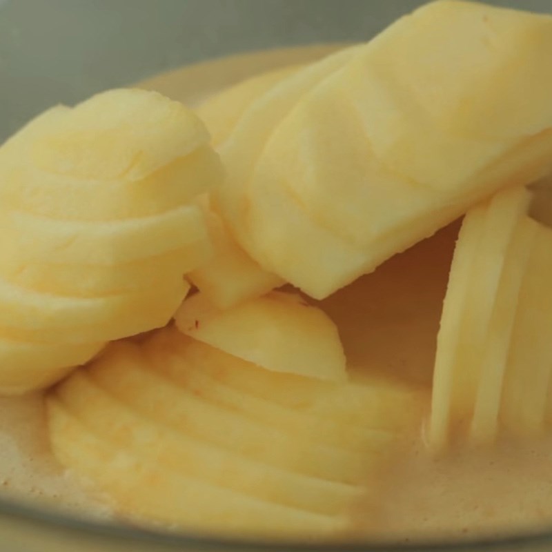 Bước 3 Trộn táo với bột Bánh táo nướng vô hình