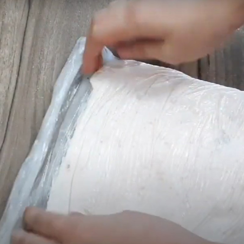 Bước 1 Trữ đ&ocirc;ng thịt heo Chả lụa l&agrave;m bằng m&aacute;y xay thịt