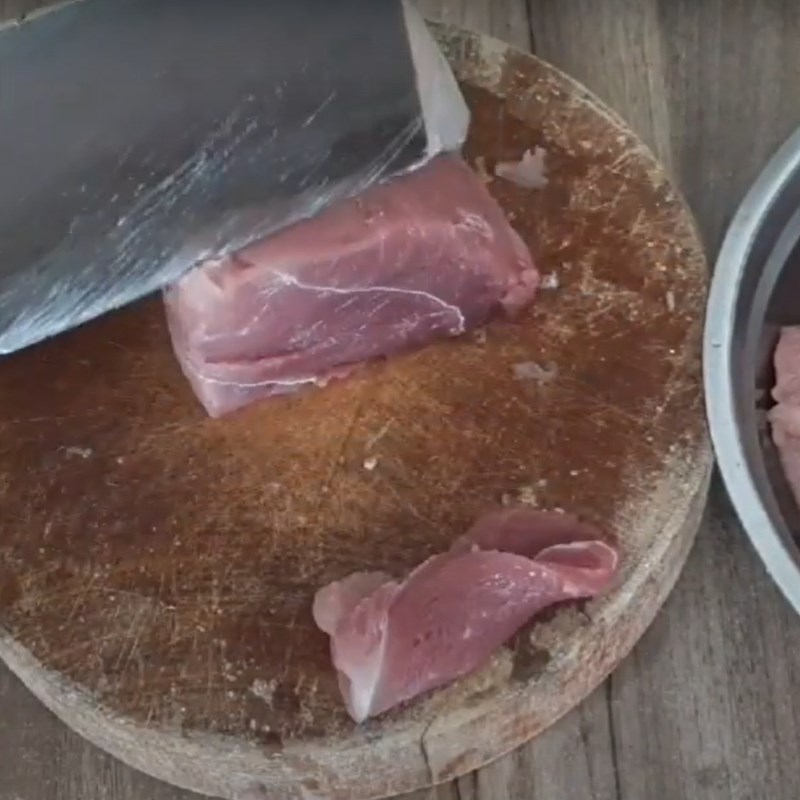Bước 1 Trữ đ&ocirc;ng thịt heo Chả lụa l&agrave;m bằng m&aacute;y xay thịt