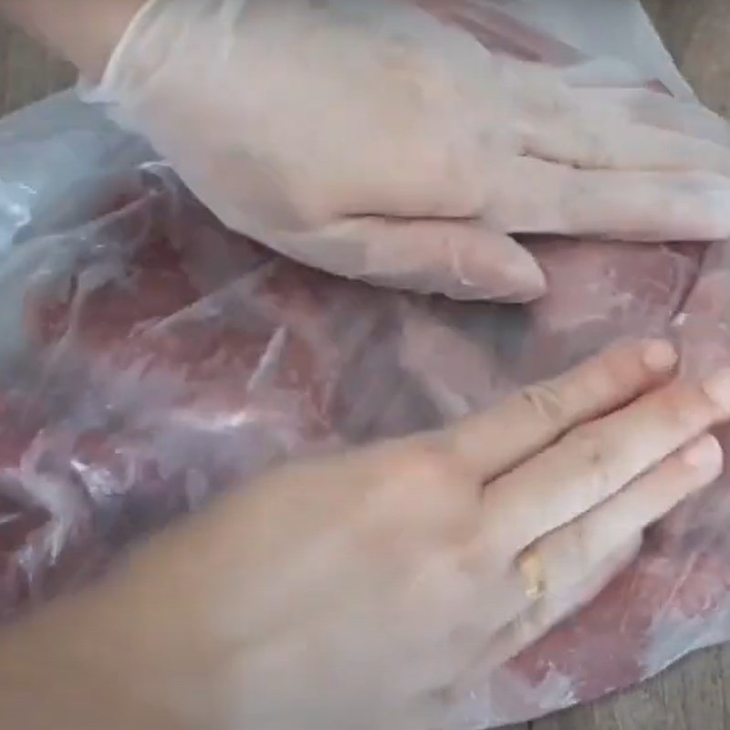 Bước 1 Trữ đ&ocirc;ng thịt heo Chả lụa l&agrave;m bằng m&aacute;y xay thịt