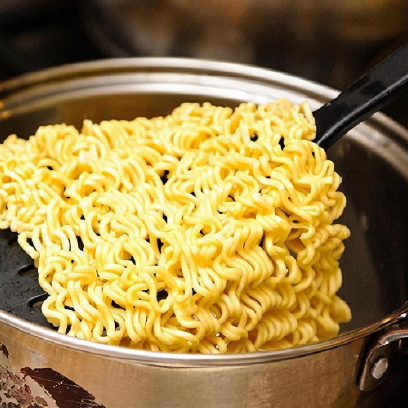 Bước 3 Trụng mì Ốc móng tay xào mì rau muống