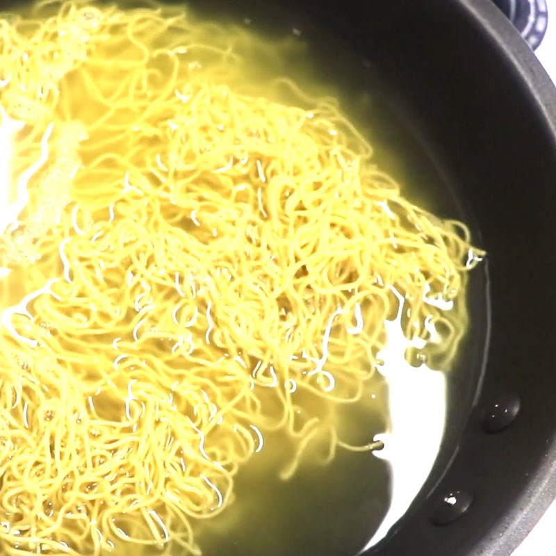 Bước 3 Trụng mì Mì xào thập cẩm chay rau củ nấm