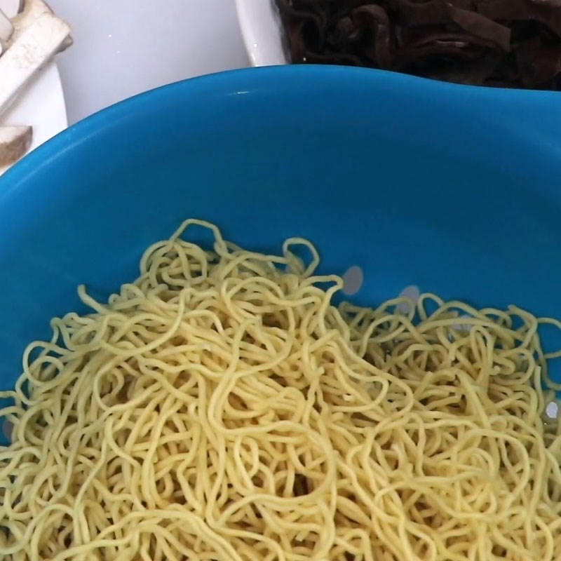 Bước 3 Trụng mì Mì xào thập cẩm chay rau củ nấm