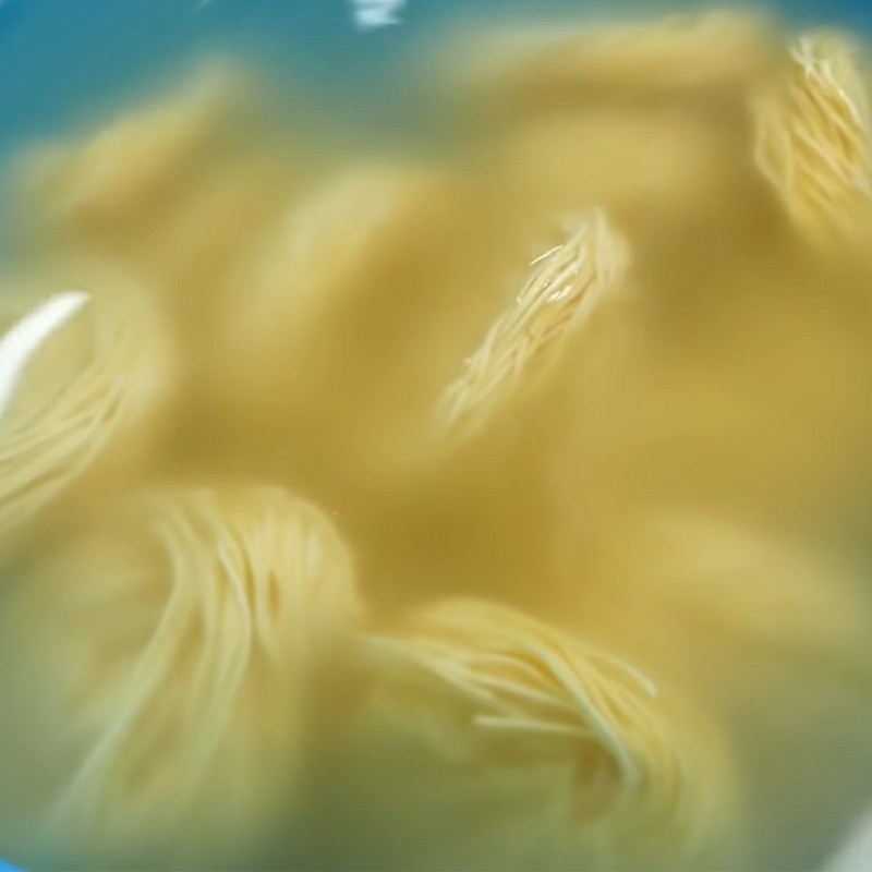 Bước 6 Trụng mì Mì gà quay bằng nồi chiên không dầu