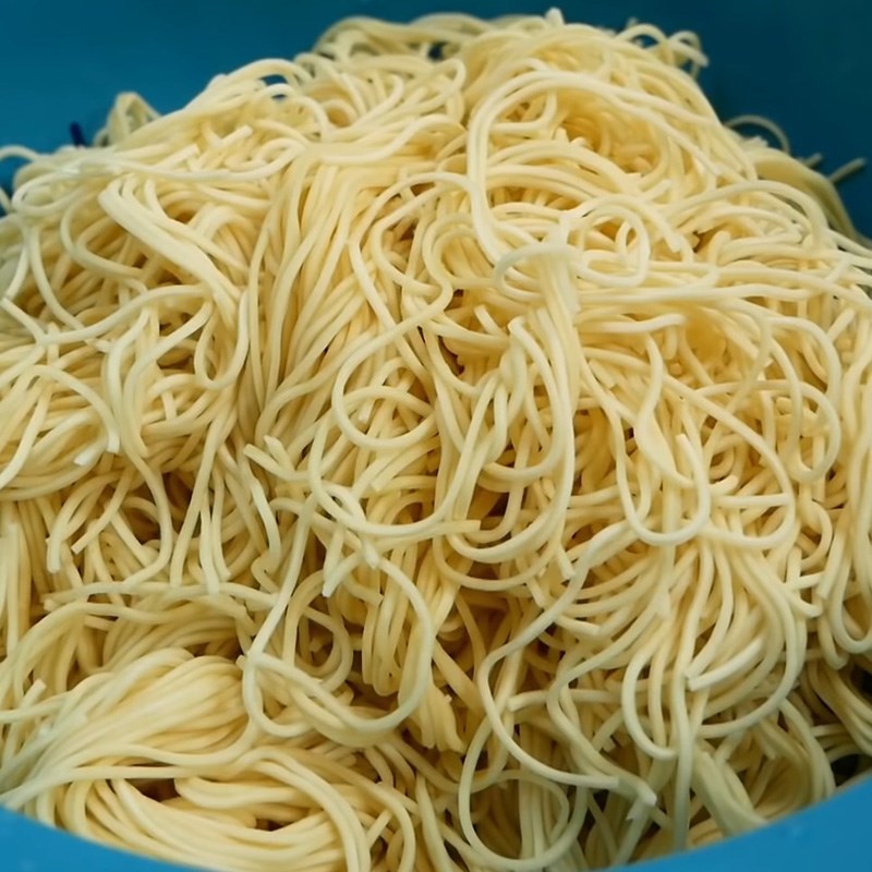 Bước 6 Trụng mì Mì gà quay bằng nồi chiên không dầu