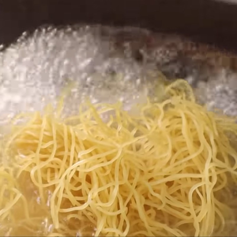 Bước 7 Trụng mì Mì gà quay bằng chảo