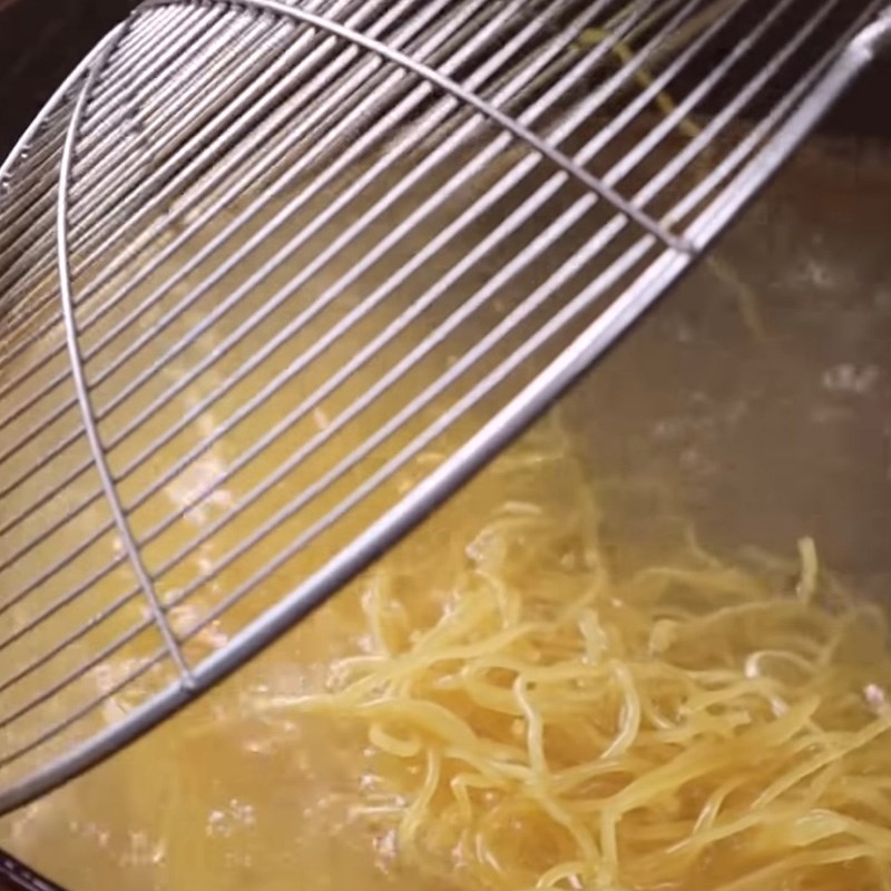 Bước 7 Trụng mì Mì gà quay bằng chảo