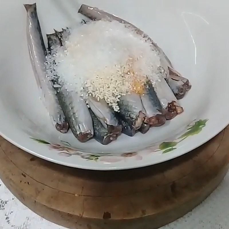 Bước 2 Ướp cá Cá kèo kho nghệ