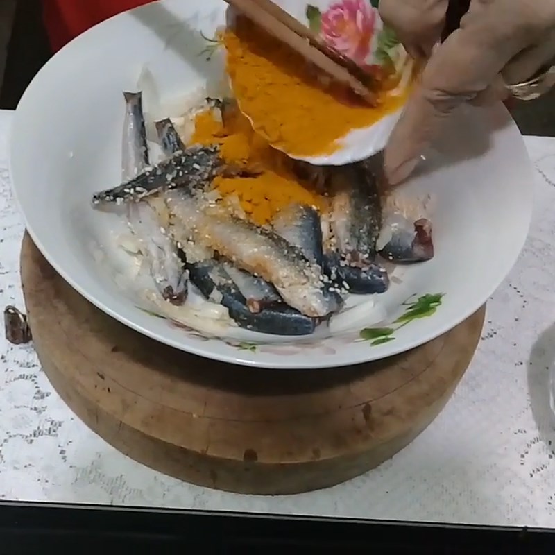 Bước 2 Ướp cá Cá kèo kho nghệ