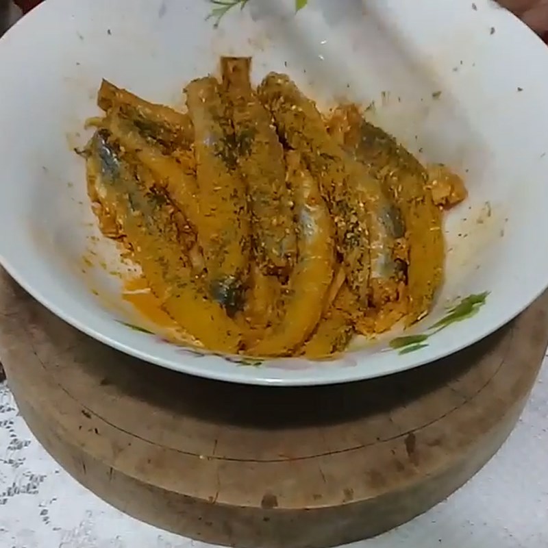 Bước 2 Ướp cá Cá kèo kho nghệ