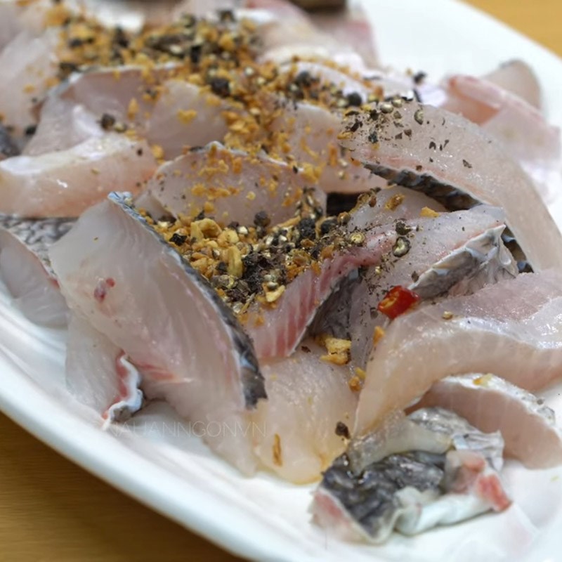 Bước 3 Ướp cá lóc Cháo cá lóc nước cốt dừa