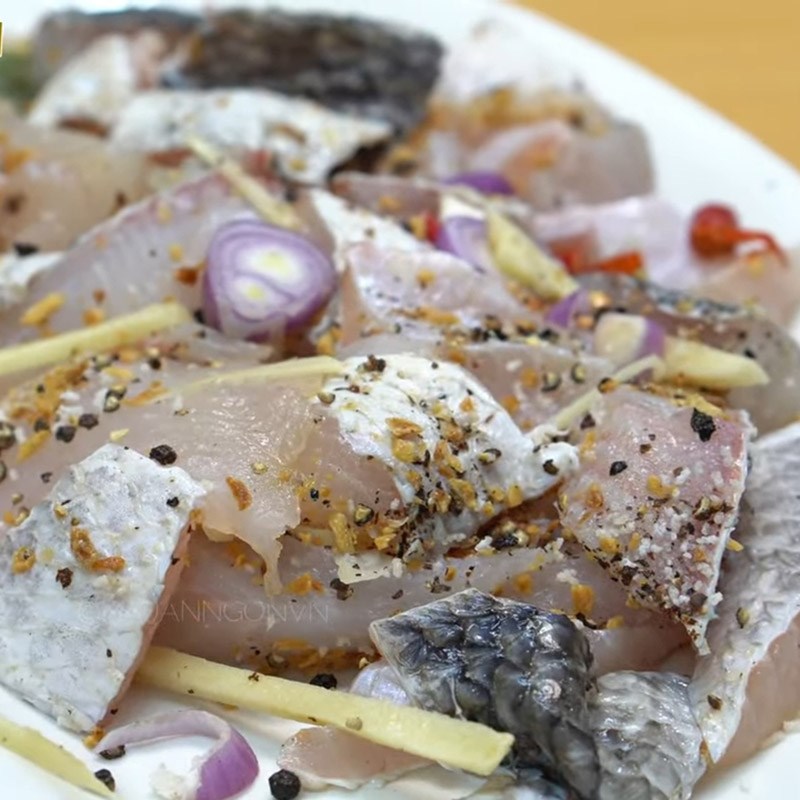 Bước 3 Ướp cá lóc Cháo cá lóc nước cốt dừa