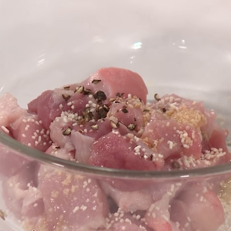 Bước 2 Ướp cá và thịt ba rọi Cá trê kho gừng nghệ