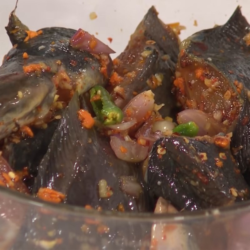 Bước 2 Ướp cá và thịt ba rọi Cá trê kho gừng nghệ