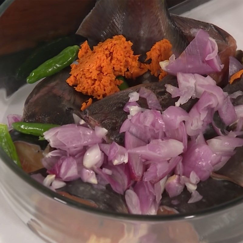 Bước 2 Ướp cá và thịt ba rọi Cá trê kho gừng nghệ