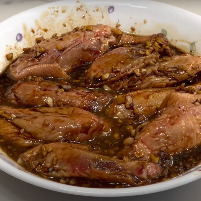 Bước 1 Ướp c&aacute;nh giữa g&agrave; Cơm c&aacute;nh g&agrave; sốt nước tương