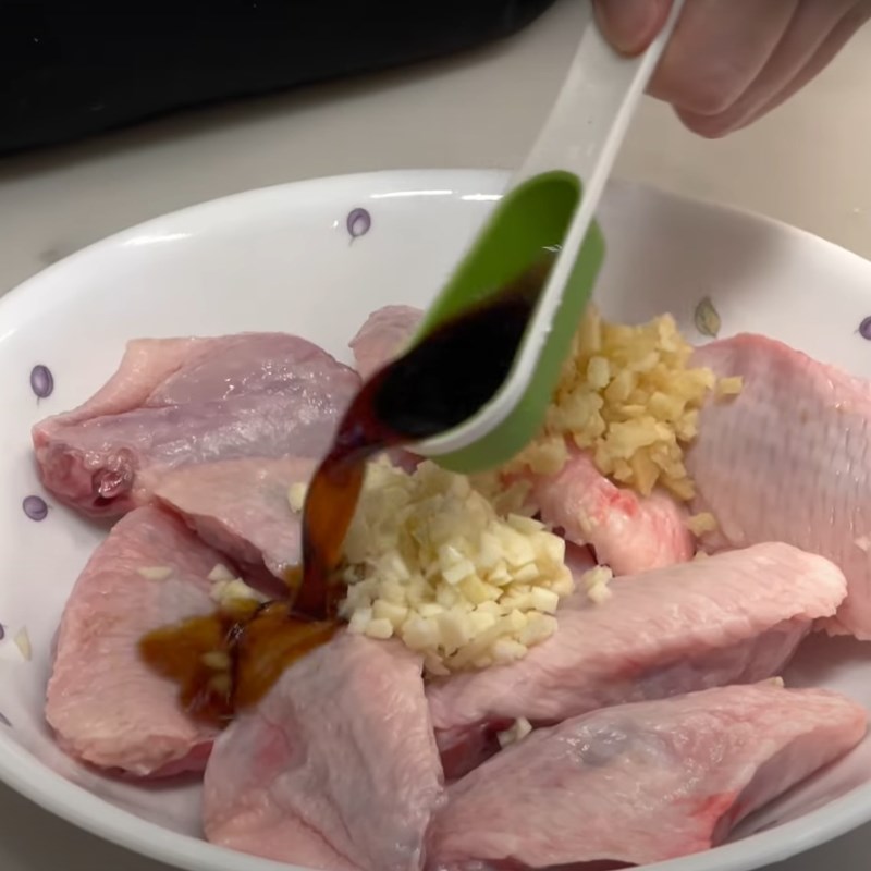 Bước 1 Ướp c&aacute;nh giữa g&agrave; Cơm c&aacute;nh g&agrave; sốt nước tương