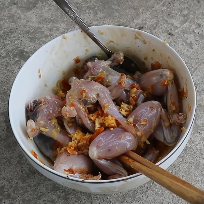 Bước 2 Ướp ếch Ếch nướng lá lốt nguyên con