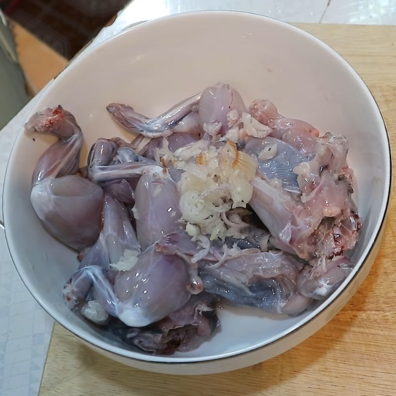 Bước 2 Ướp ếch Ếch nướng lá lốt nguyên con