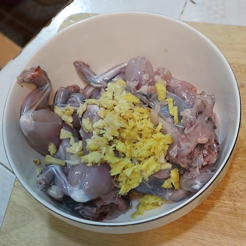 Bước 2 Ướp ếch Ếch nướng lá lốt nguyên con