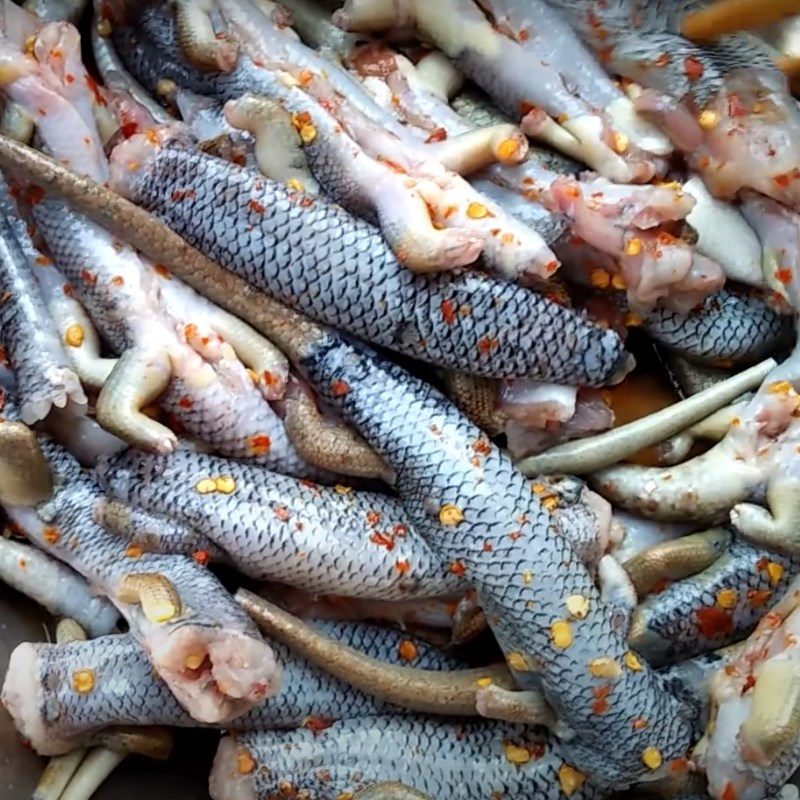 Bước 1 Ướp rắn mối Rắn mối nướng muối ớt