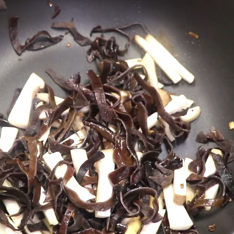 Bước 6 Xào mì Mì xào thập cẩm chay rau củ nấm