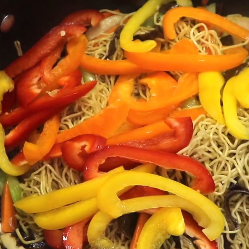 Bước 6 Xào mì Mì xào thập cẩm chay rau củ nấm