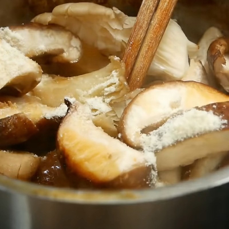 Bước 7 Xào nấm và trụng rau Mì gà quay bằng nồi chiên không dầu