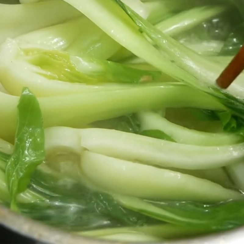 Bước 7 Xào nấm và trụng rau Mì gà quay bằng nồi chiên không dầu