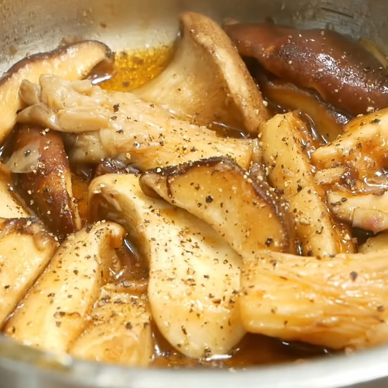 Bước 7 Xào nấm và trụng rau Mì gà quay bằng nồi chiên không dầu