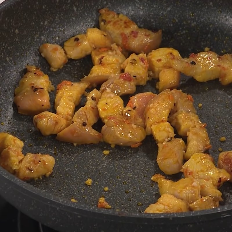 Bước 3 Xào sơ thịt ba rọi và cá trê Cá trê kho gừng nghệ