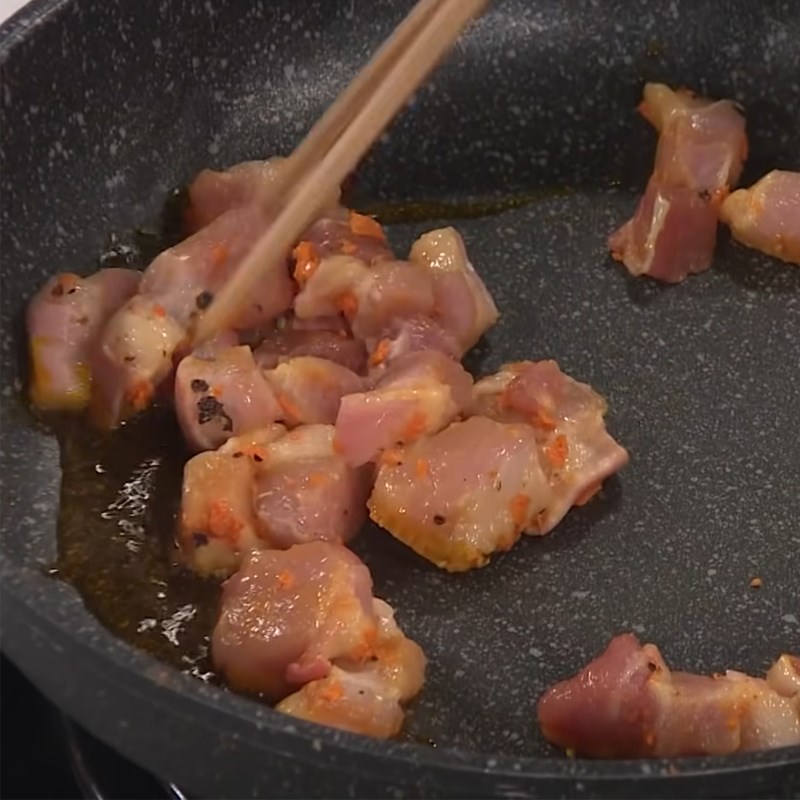 Bước 3 Xào sơ thịt ba rọi và cá trê Cá trê kho gừng nghệ