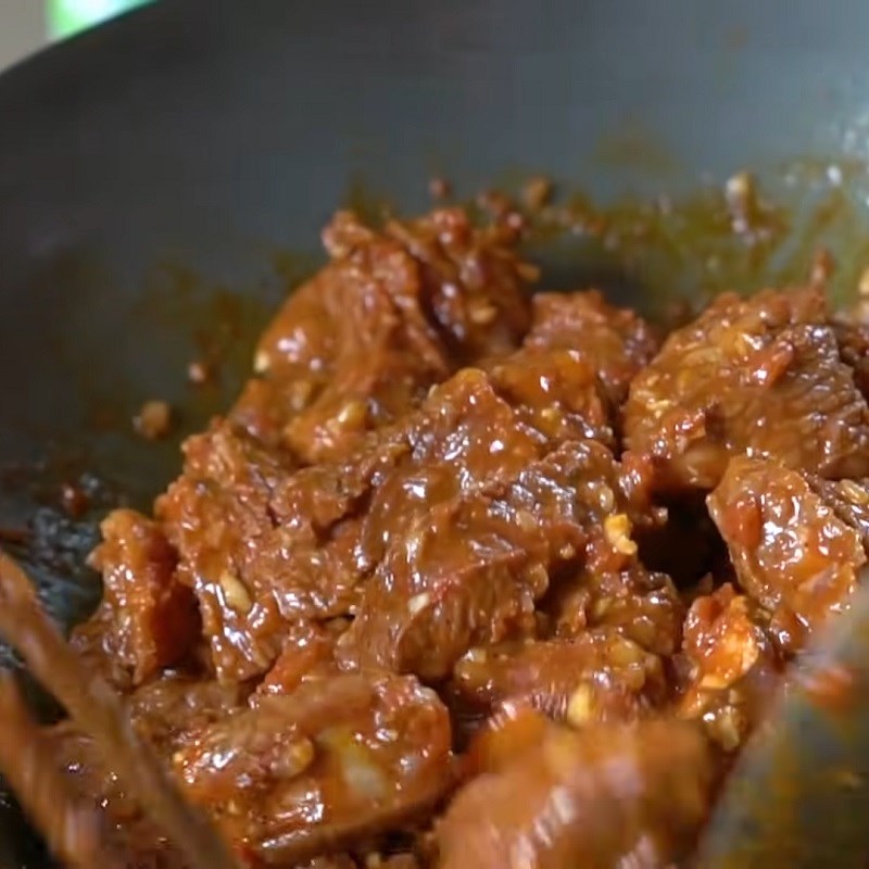 Bước 4 Xào thịt bò Lagu bò nấu đậu