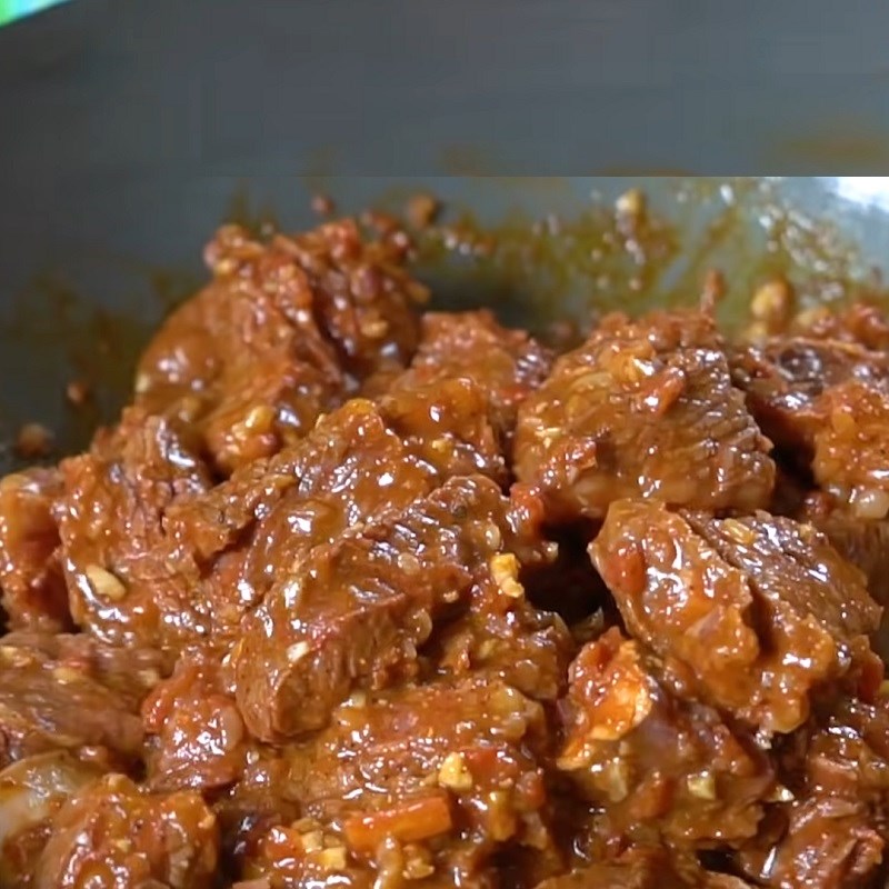 Bước 4 Xào thịt bò Lagu bò nấu đậu